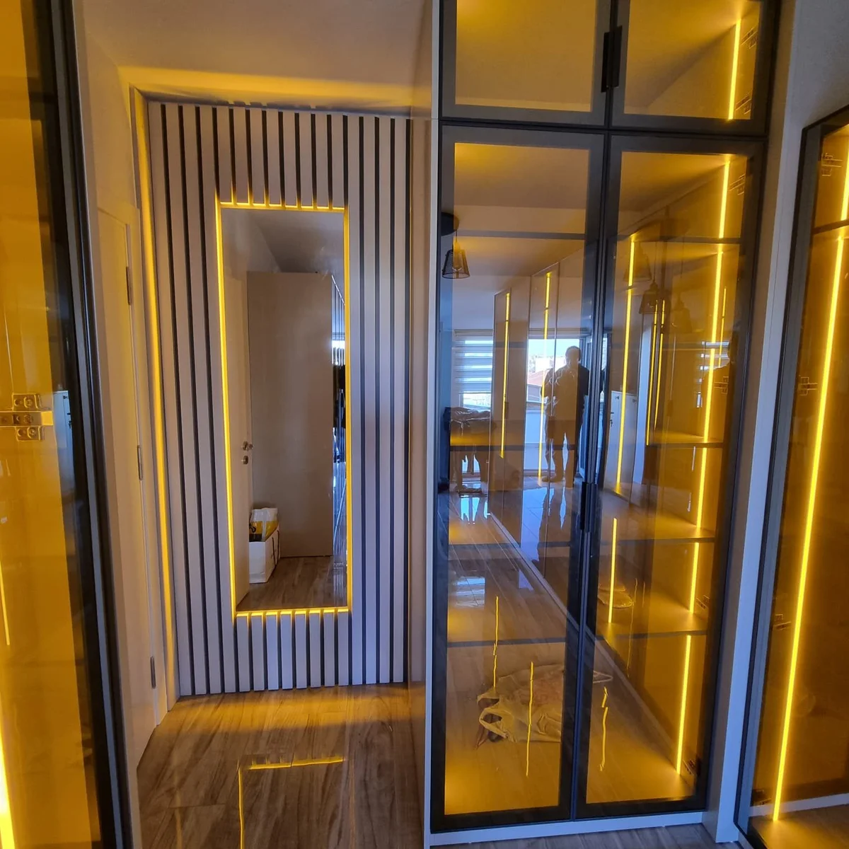Camlı Giyinme Odası