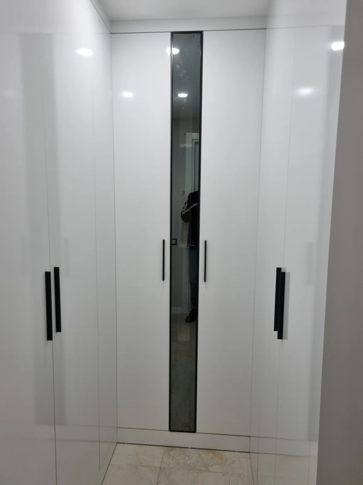 Parlak Beyaz Giyinme Odası