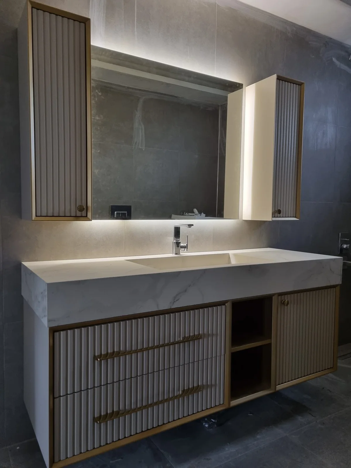 Beyaz Banyo Dolabı — görünüm 01