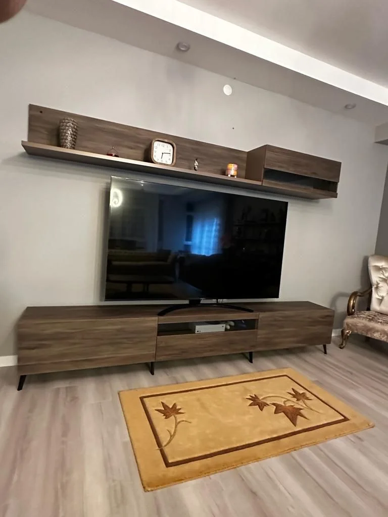 TV ünitesi — duvar rafı